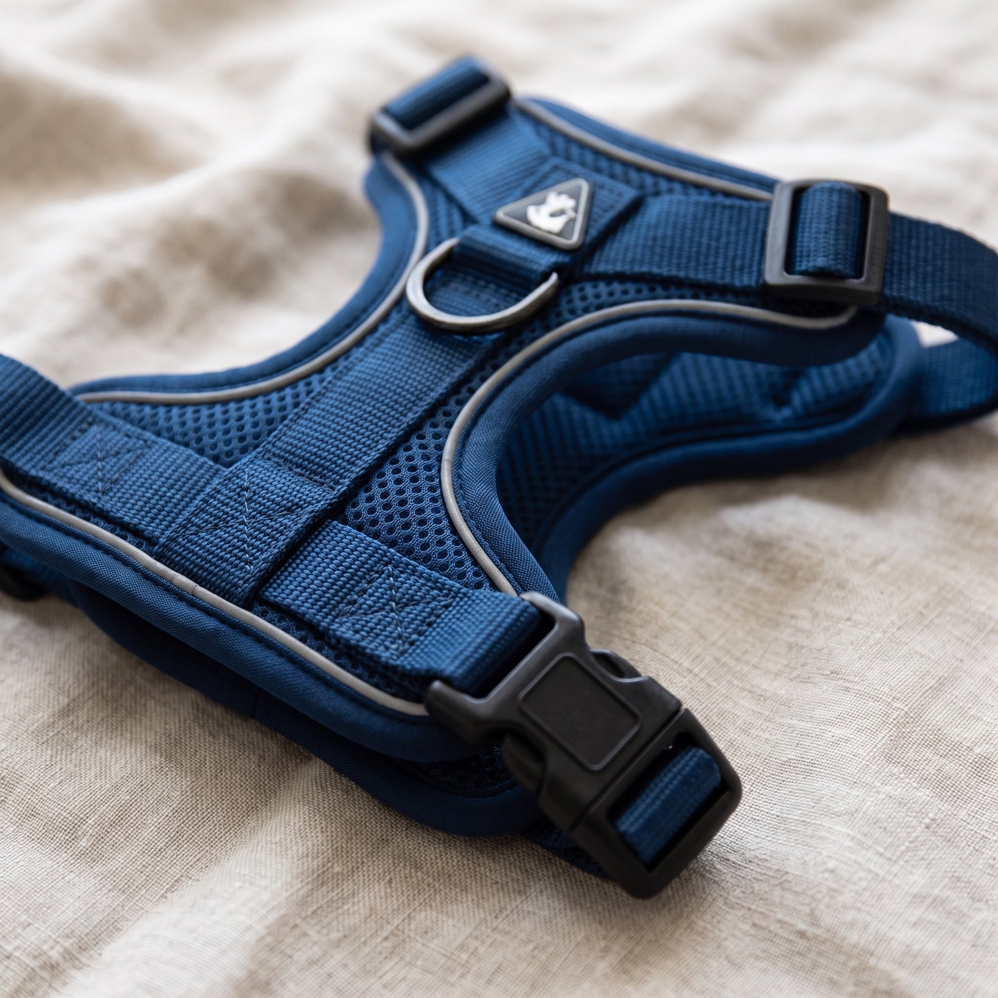 Harnais Pelux bleu — détail : maille respirante, bandes réfléchissantes et boucles