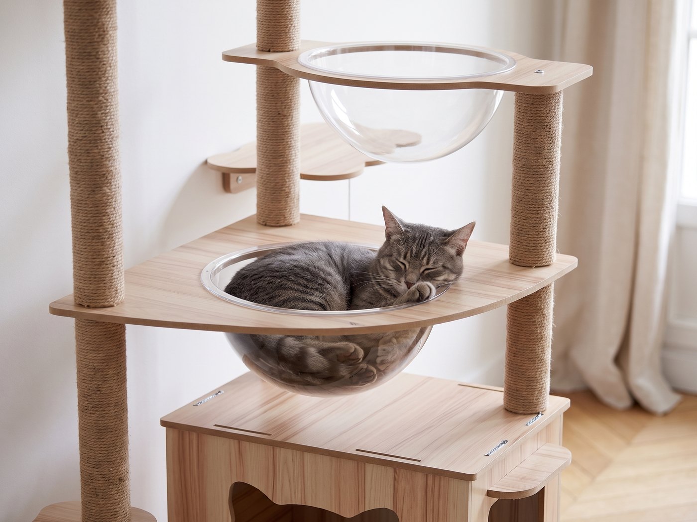 Chat endormi dans l'une des bulles transparentes encastrées de l'arbre à chat Pelux