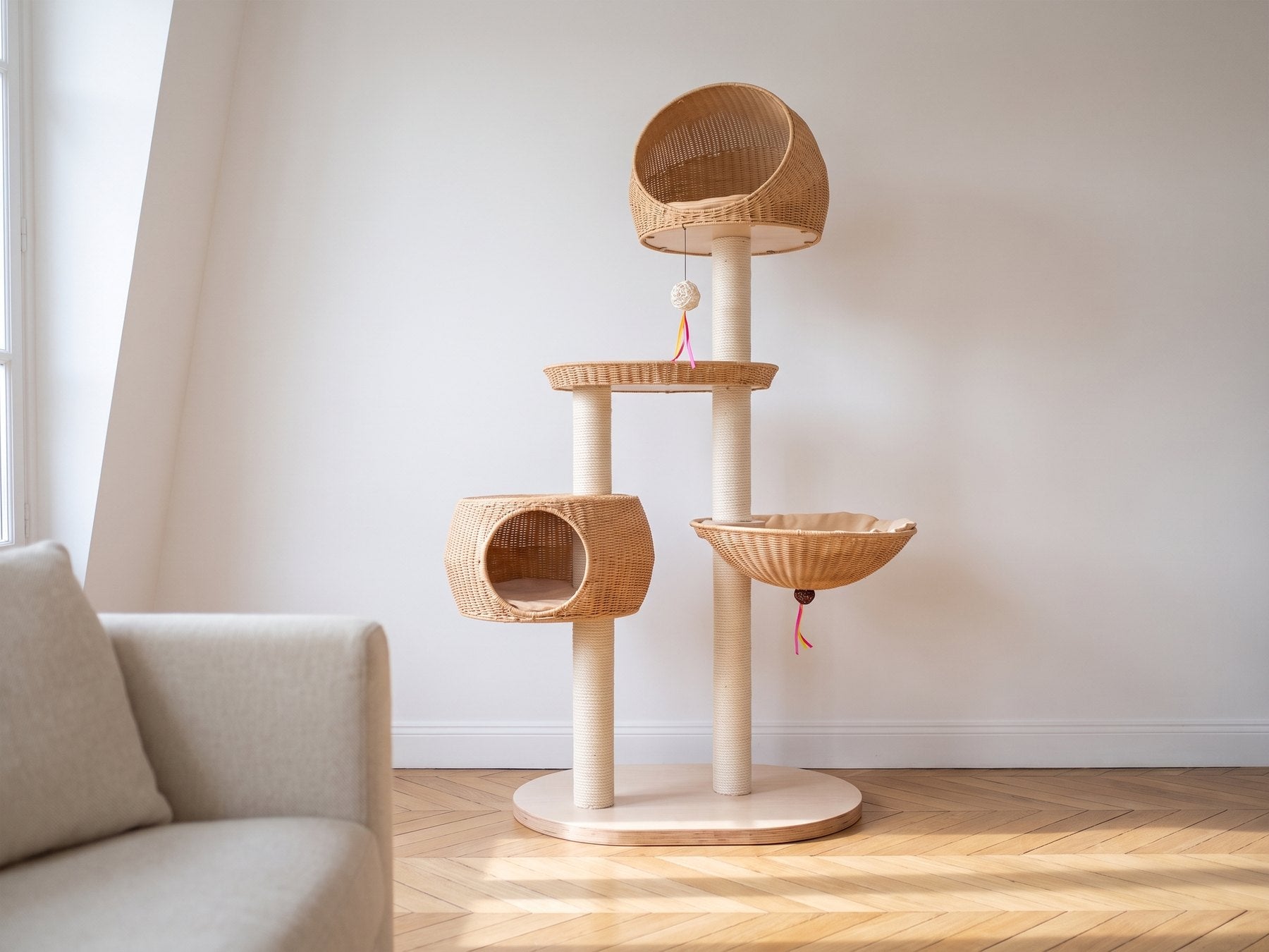 Grand arbre à chat Pelux en rotin de 160 cm dans un intérieur