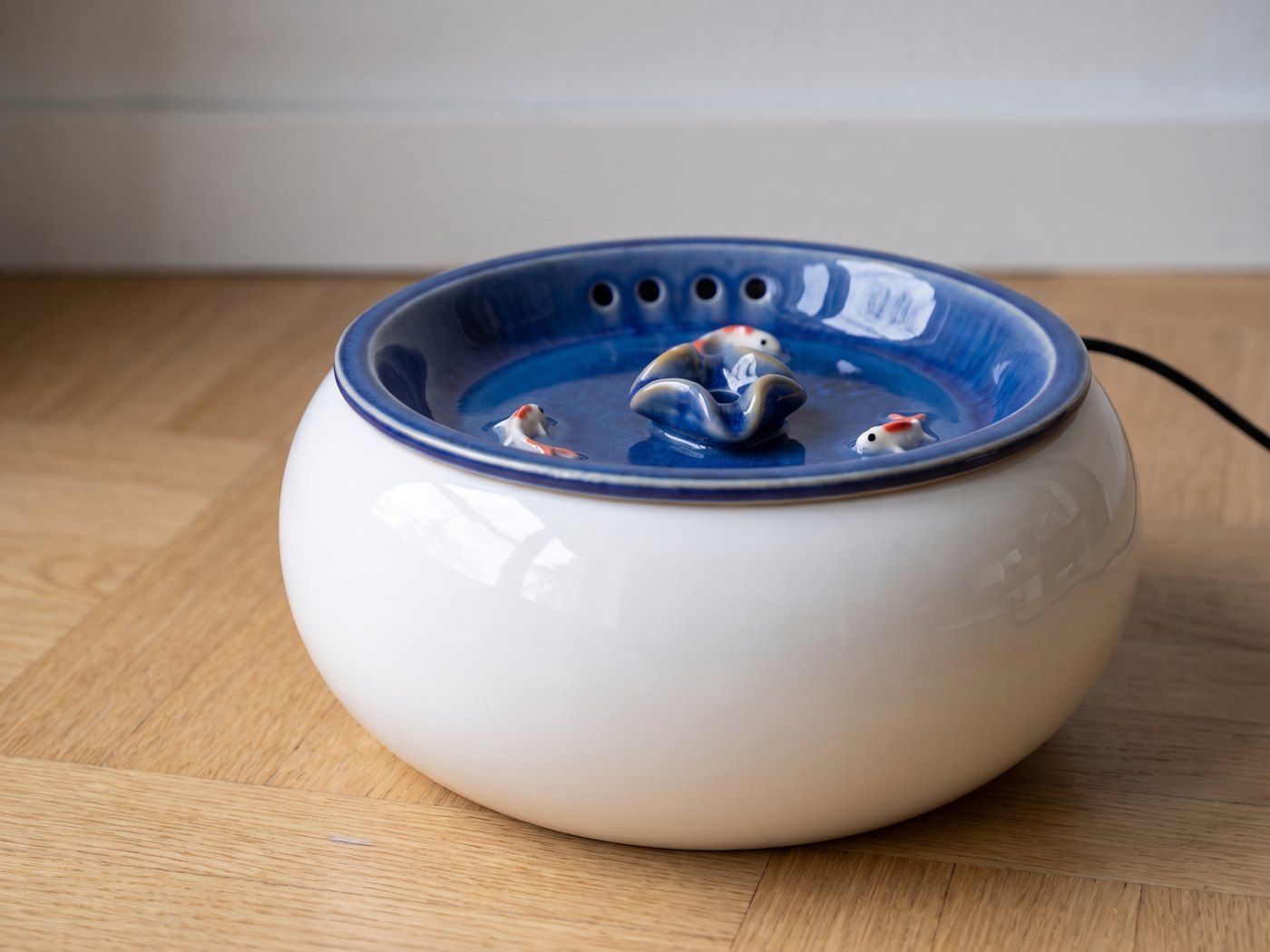 Fontaine en céramique pour chat, détail de la glaçure, lumière naturelle