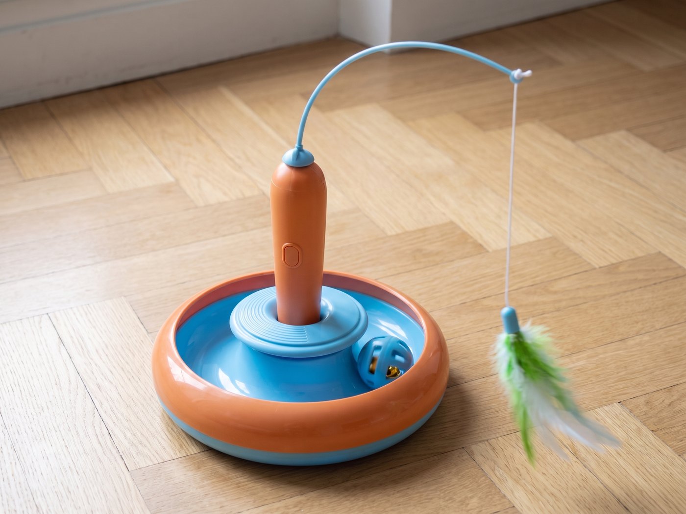 Plateau tournant à balle pour chat vu de dessus, sur un parquet clair