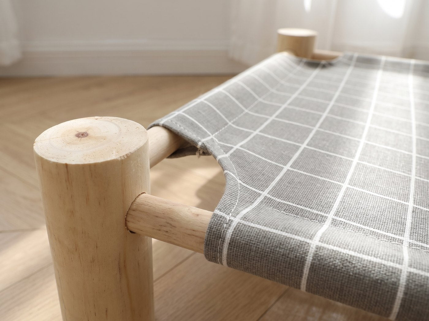 Détail de la toile tendue et de l'assemblage bois du lit de camp