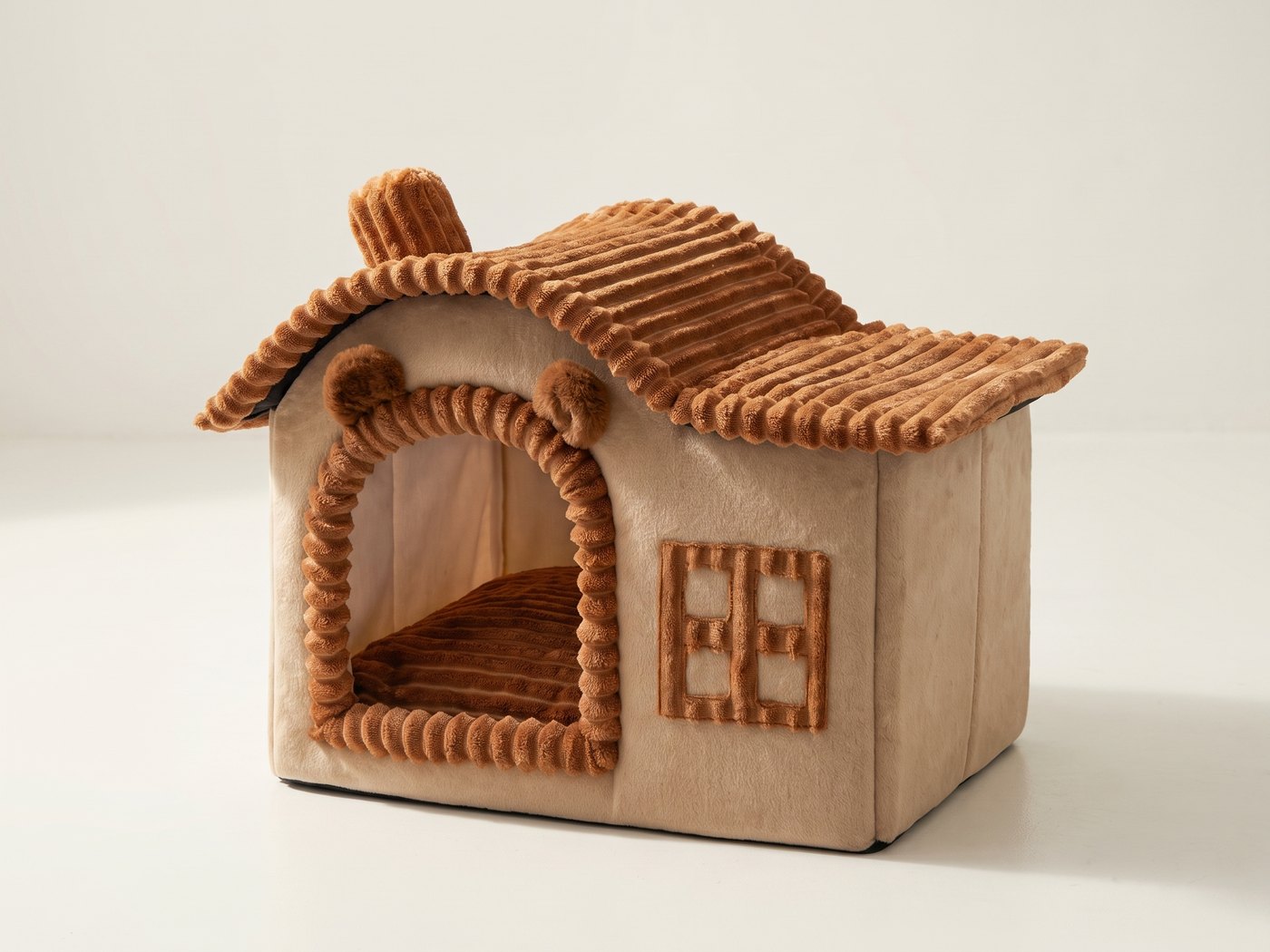Niche villa fermée pour chat, vue de trois quarts, entrée découpée