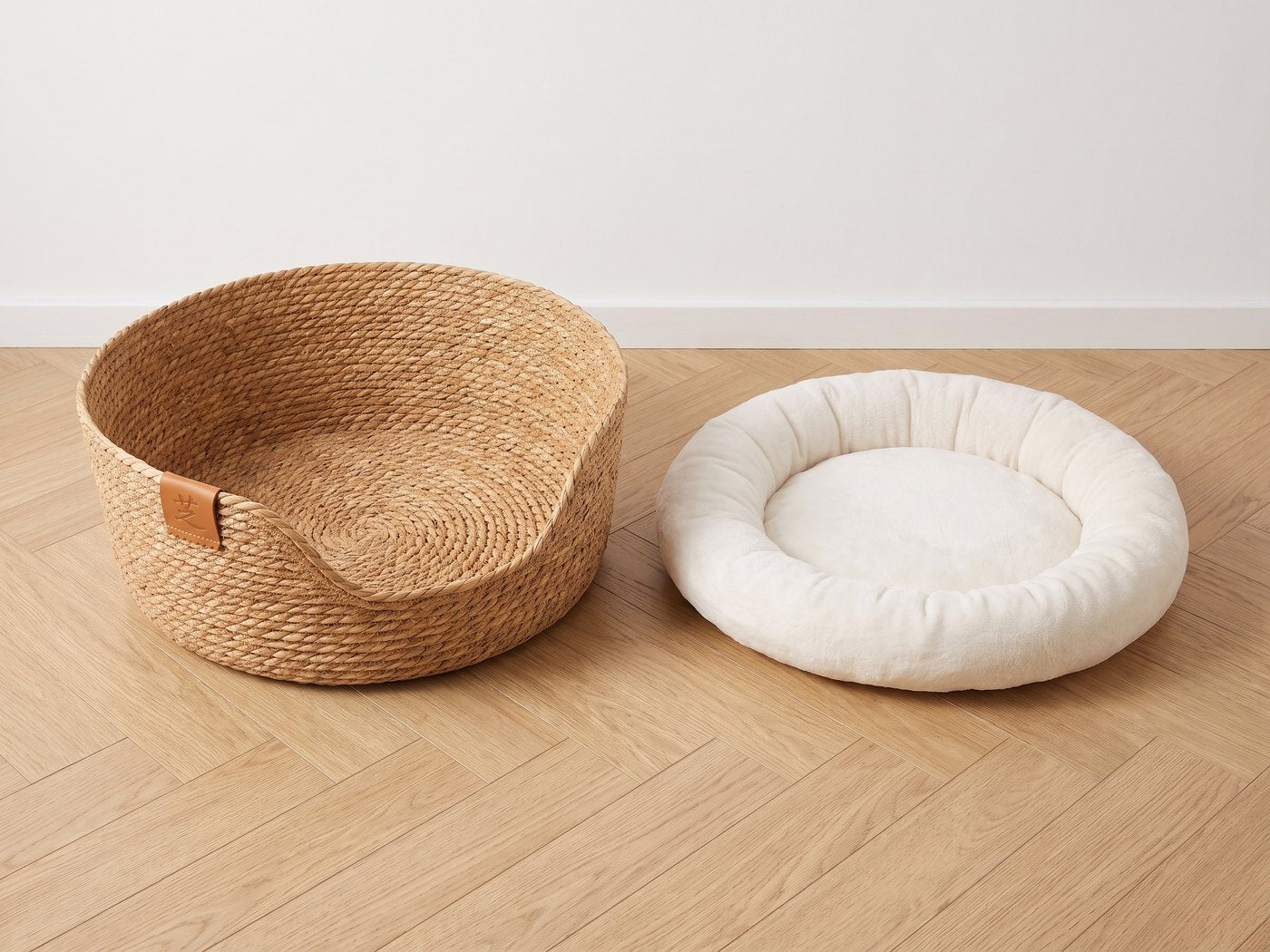 Housse du coussin retirée du panier en rotin, posée à côté