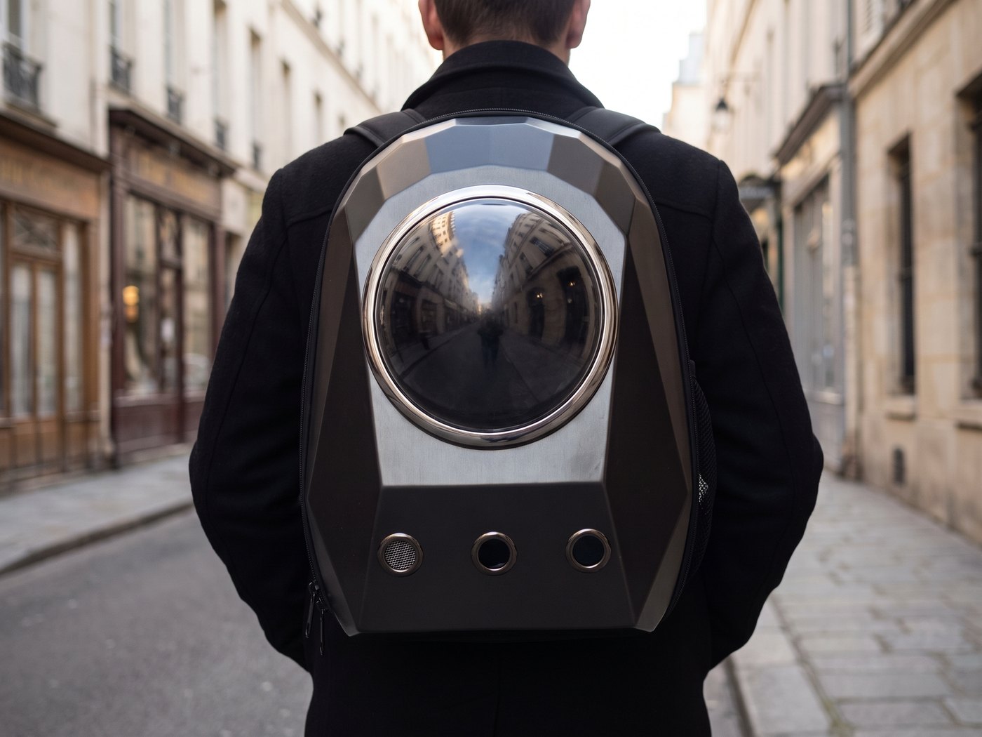 Sac à dos bulle Pelux porté sur le dos lors d'un trajet en ville
