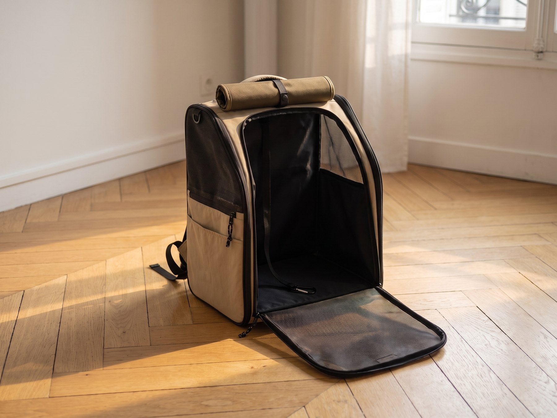 Panneau supérieur déboutonné du sac à dos grande ouverture Pelux